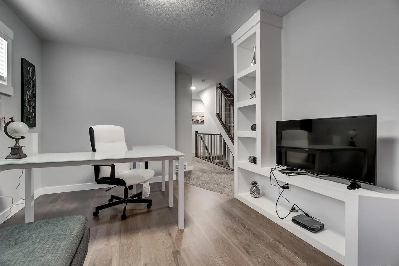 Three-Bedroom With Fireplace #41 Sunalta Downtown Calgary 0*,  Canada