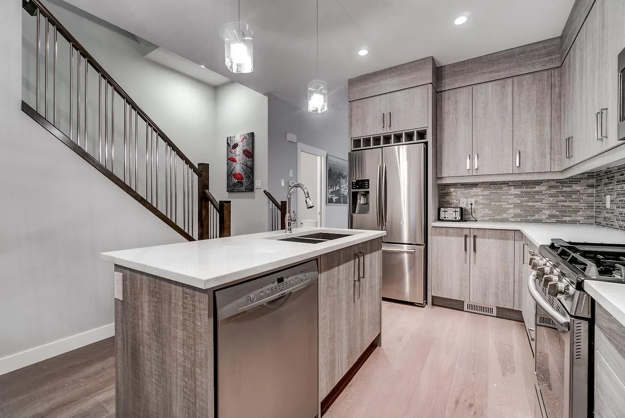 Apartment Three-Bedroom With Fireplace #41 Sunalta Downtown Calgary