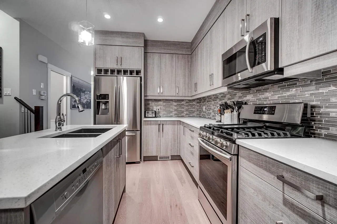 Three-Bedroom With Fireplace #41 Sunalta Downtown Calgary