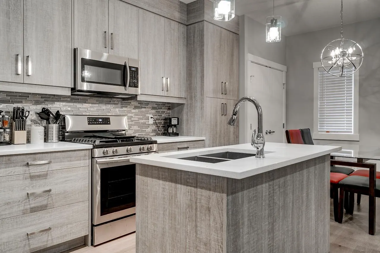 Three-Bedroom With Fireplace #41 Sunalta Downtown Calgary