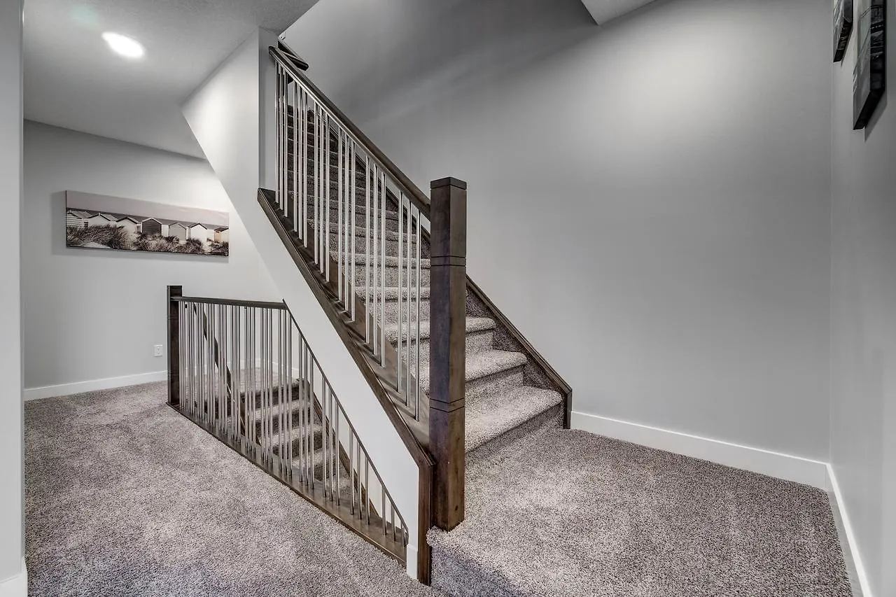 Three-Bedroom With Fireplace #41 Sunalta Downtown Calgary 0*,  Canada