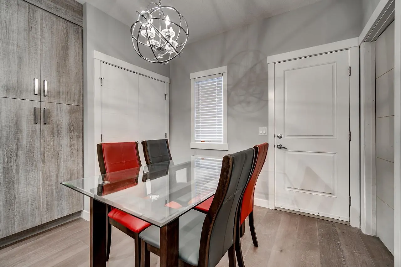 Three-Bedroom With Fireplace #41 Sunalta Downtown Calgary Apartment