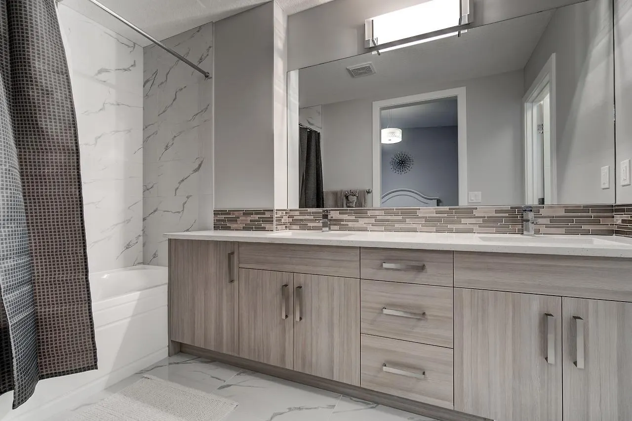 Three-Bedroom With Fireplace #41 Sunalta Downtown Calgary Apartment