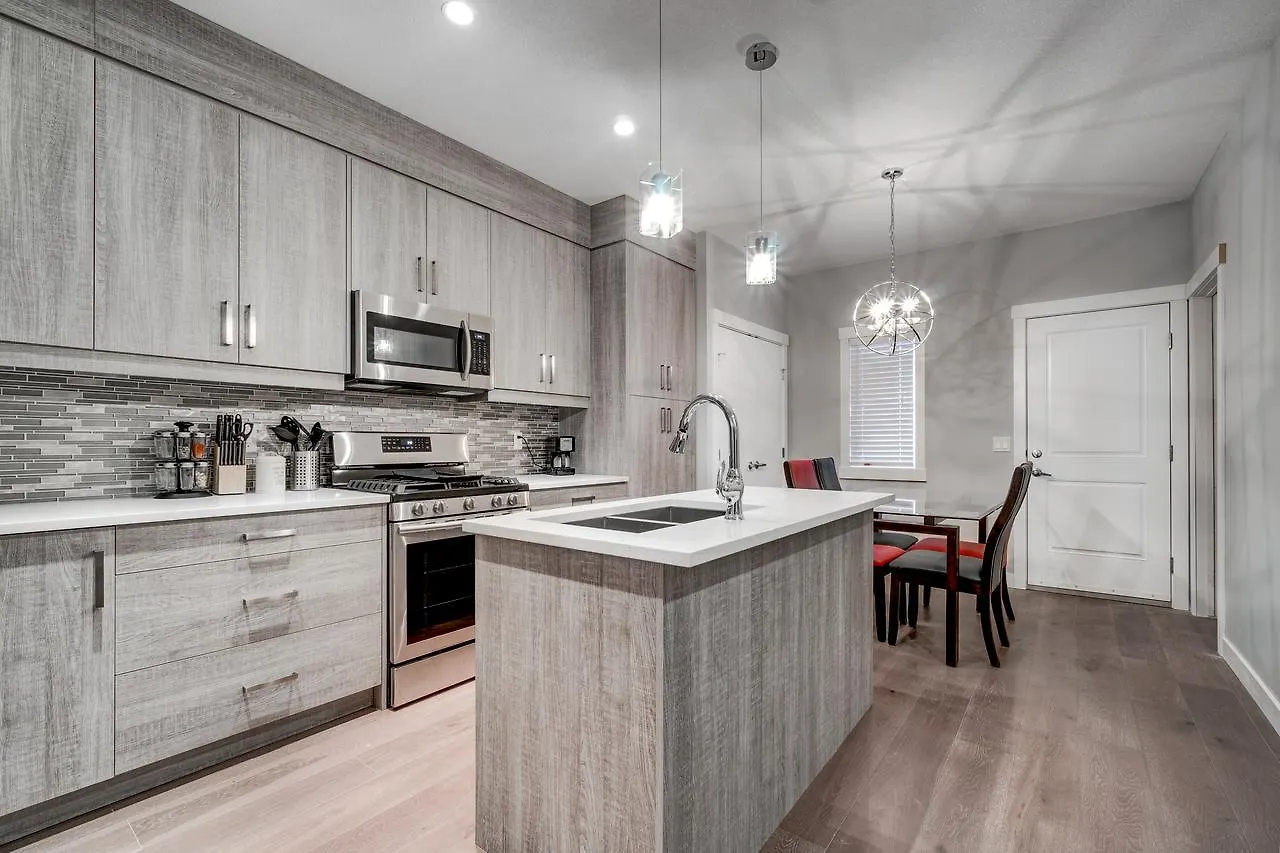 Three-Bedroom With Fireplace #41 Sunalta Downtown Calgary 0*,