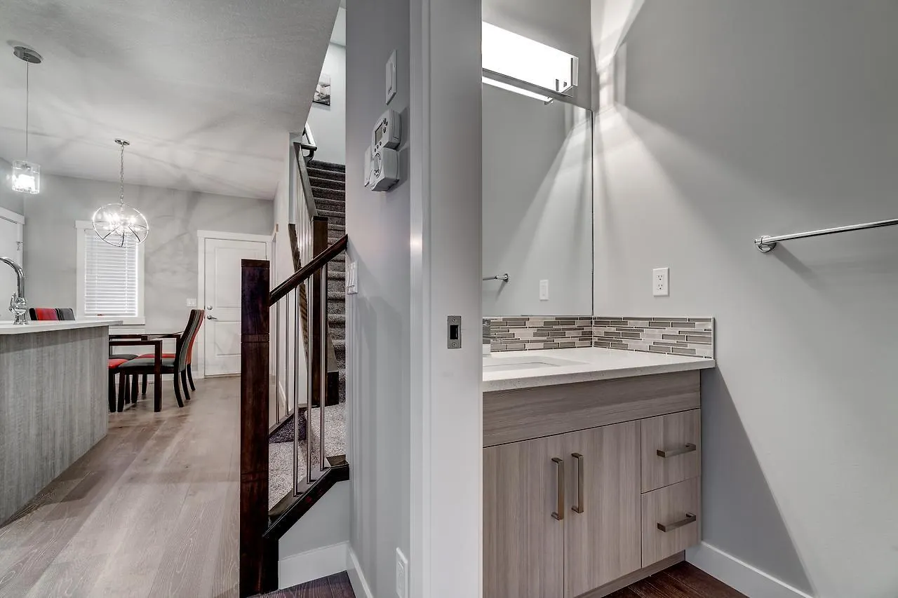 Three-Bedroom With Fireplace #41 Sunalta Downtown Calgary Canada