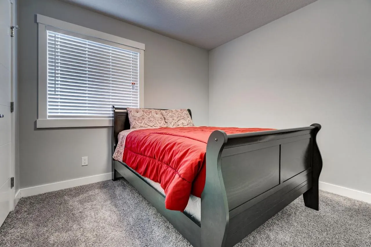Three-Bedroom With Fireplace #41 Sunalta Downtown Calgary 0*,  Canada