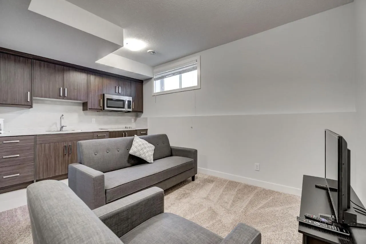 Three-Bedroom With Fireplace #41 Sunalta Downtown Calgary Apartment